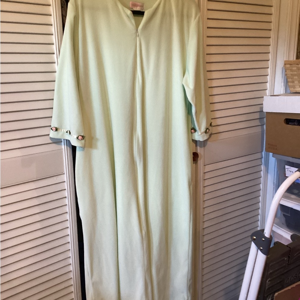 Vintage Shadowline ladies mint green velour robe, size Large, REDUCED